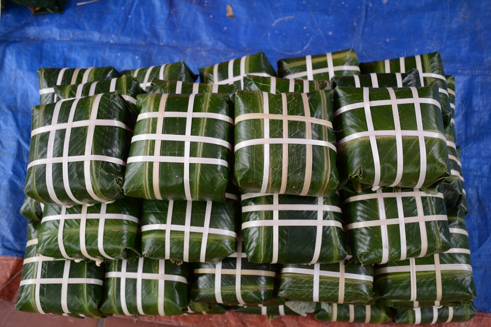 Sau khi gói, bánh chưng được xếp ngay ngắn chờ cho vào nồi luộc